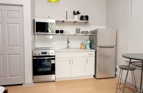 East Market District Apartment | Onyx – Light-Filled Contemporary Hideaway