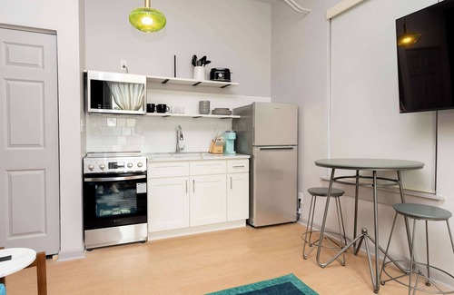 East Market District Apartment | Onyx – Light-Filled Contemporary Hideaway