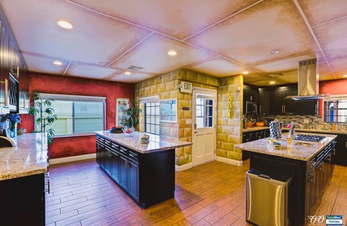 Las Vegas House | OO Urban Oasis 9BD/8BA Villa Near Vegas Strip-3.4mi