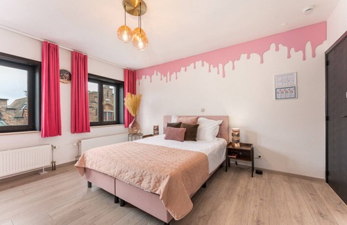 Historical Center Bruges Hotel | Oompa Loompa’s Pink Chocolate Room!