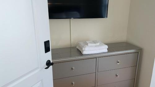 Newark Apartment | OoohLaLa! 2 Beds and 2 Full Baths w/Free Parking