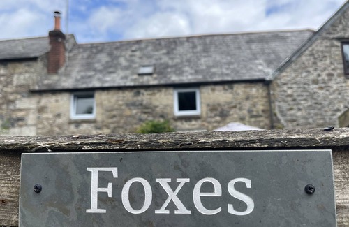 Lanhydrock Cottage | Oozing charm! Character Cottage - Dog Friendly With Luxury Hot tub & Log Burner