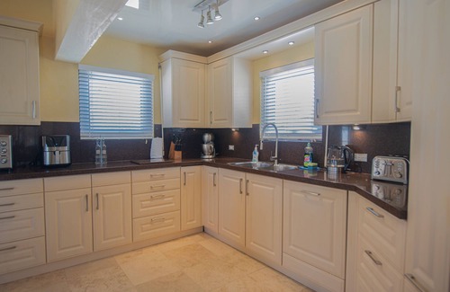 Opal House | Opal Full House, Close walk to Beach