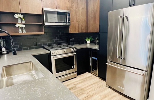 Carthay Circle Apartment | Open BR by Beverly Hills & WeHo w/Pool & Parking