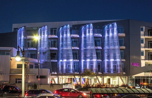 Carthay Circle Apartment | Open BR by Beverly Hills & WeHo w/Pool & Parking