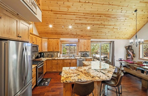 Fox Farm Cabin | Open Concept Cabin! Air Hockey! Fully Fenced Backyard! Deck!
