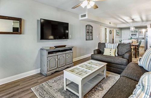 Holiday Isle Condo | OPEN CONCEPT FLOOR PLAN, LARGER THAN A STANDARD 1 BEDROOM! 1 FREE BEACH CHAIR SE