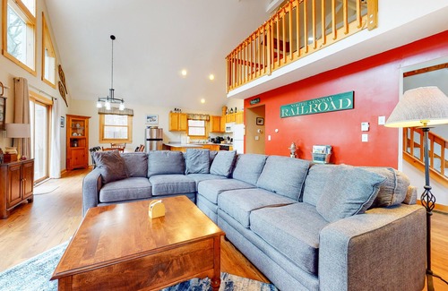 Eidelweiss Village House | Open concept home close to the beach with gas fireplace and deck