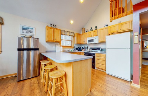 Eidelweiss Village House | Open concept home close to the beach with gas fireplace and deck