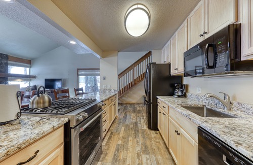 Sunriver House | Open dog-friendly home w/WiFi, private hot tub, guest bikes, and SHARC passes