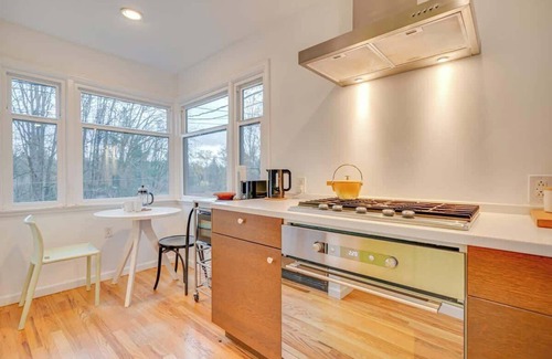 Stevens House | Open Layout w/Patio! Cozy 2BR by the UW Arboretum