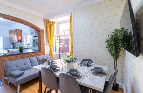 Southsea House | Open Mind Property - Cosy Home - 6 Beds & Parking