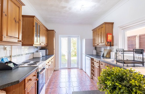 Southsea House | Open Mind Property - Cosy Home - 6 Beds & Parking