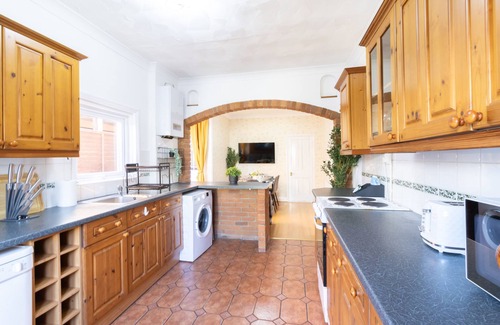 Southsea House | Open Mind Property - Cosy Home - 6 Beds & Parking