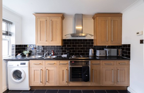 Portsmouth House | Open Mind Property - Gunwharf Quays 4 Beds Parking