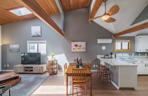 West Salem House | Open plan 3-bedroom house with AC, WiFi in charming Salem neighborhood