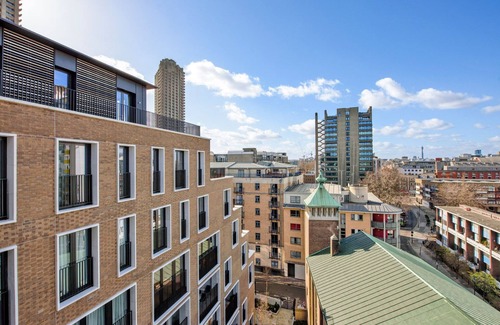 Cripplegate Apartment | Open plan Barbican 1BR, by Blueground