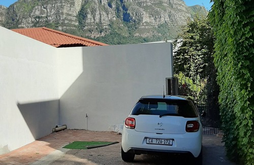Claremont Cottage | Open plan cottage with swimming pool close to Kirstenbosch Gardens and beaches.