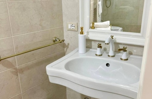 Lavis House | Open-Plan Family Suite