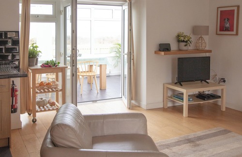 Clynnogfawr Cottage | Open plan, spacious ground floor cottage with stunning sea views.