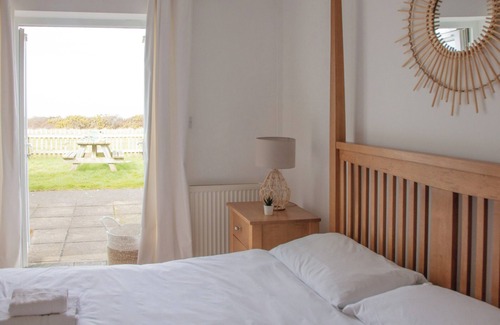 Clynnogfawr Cottage | Open plan, spacious ground floor cottage with stunning sea views.