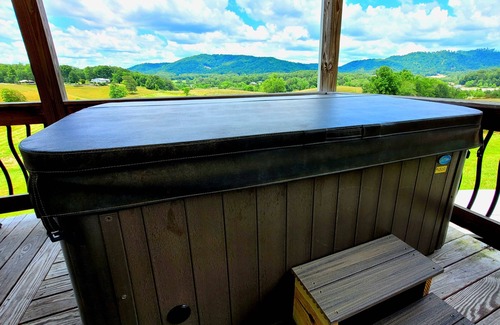 Fletcher House | OPEN! *POWER&WATER* Mountain Views & Tranquil Surroundings. Hot Tub!