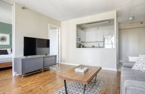 Rush and Division Apartment | Open River North 1BR w/Gym, W/D, near Magnificent Mile, by Blueground
