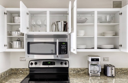 Rush and Division Apartment | Open River North 1BR w/Gym, W/D, near Magnificent Mile, by Blueground