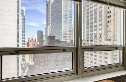 Rush and Division Apartment | Open River North 1BR w/Gym, W/D, near Magnificent Mile, by Blueground