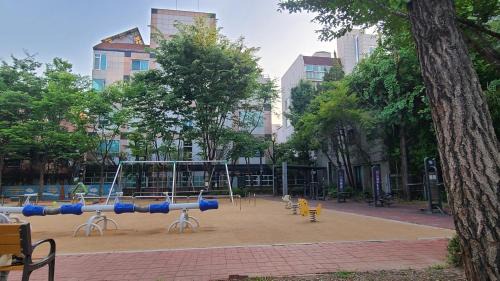 Yeonnam-dong Apartment | OPEN SALE, SONG Stay Park, Airport Railroad, Hongdae Station, Yeontral Park, 7 people, queen bed, air conditioner in each room, dryer, WiFi, foreigners only