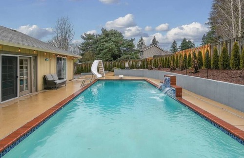 Vancouver House | Open & Spacious Resort w Hot tub ★ Basketball Court ★ Pingpong