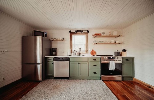 Black Mountain Cabin | *OPEN! - support local* 5 min to dwntwn Blk Mtn