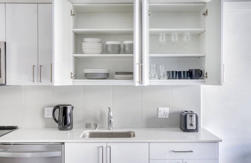University District Apartment | Open U-District Studio w/Laundry, near Parks & Shops, by Blueground