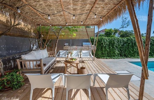 Pardes Hanna Villa | Oppa - accommodation villa in the atmosphere of a Hollywood movie