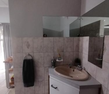 Oudtshoorn House | Oppi Draai Guesthouse
