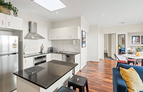 Caulfield North Apartment | Opposite Caulfield Park – 2BR Retreat