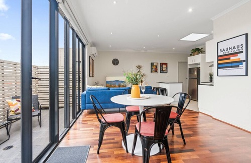 Caulfield North Apartment | Opposite Caulfield Park – 2BR Retreat