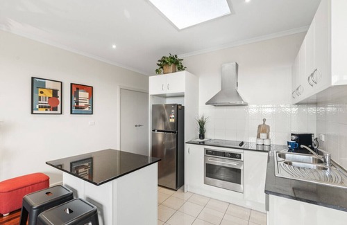 Caulfield North Apartment | Opposite Caulfield Park – 2BR Retreat