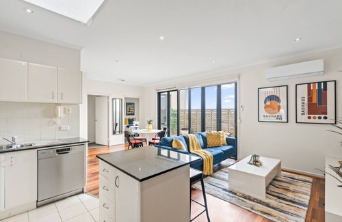 Caulfield North Apartment | Opposite Caulfield Park – 2BR Retreat