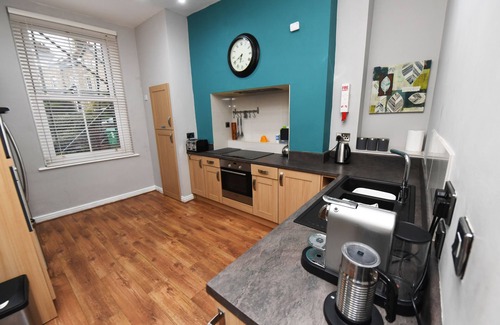 Harrogate City Centre Apartment | Opposite HG Convention Centre, Sleeps 14, 7 beds, Parking