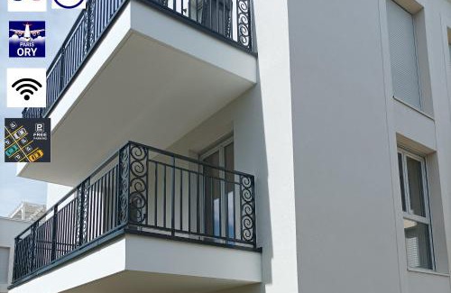 L'Hay-les-Roses Apartment | Opposite Metro 14, Cozy Guest Room with Garden & Free Parking, 5 min Orly Airport, 7 min Paris