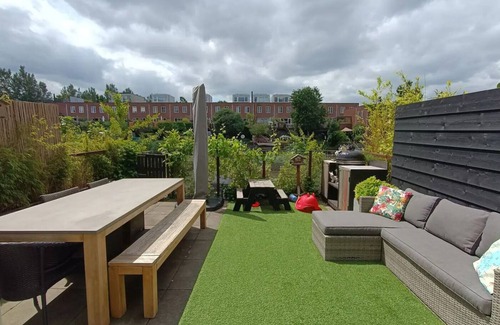 Amsterdam East House | Opposite the tram stop-3 bedroom house in beautiful Amsterdam with WiFi, AC