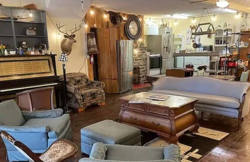 Salem House | Opulence | Rustic Farmhouse Haven Sleeps 12