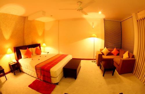 Sri Jayawardenepura Kotte Hotel | Opulent River Face Hotel