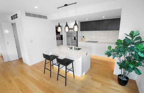 Orakei House | Orakei Oasis l Quality 3 Bed House inc. Views