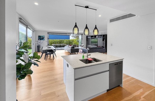 Orakei House | Orakei Oasis l Quality 3 Bed House inc. Views