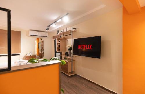 Heliopolis Apartment | Orange Blossom 5 min Airport Jacuzzi Suite, Massager