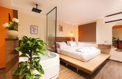 Heliopolis Apartment | Orange Blossom 5 min Airport Jacuzzi Suite, Massager