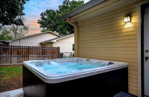 Fredericksburg House | Orange Blossom Hideaway - Hot Tub & Fire Pit