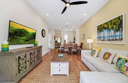 West Kissimmee Cottage | Orange Creamsickle Cottage near Disney with Margaritaville Resort & Island H20.